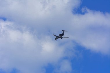 Bir uçak gökyüzünde büyük kanat yüksek büyük yolcu uçağıdır. Taşıma turistler için mavi gökyüzü ve beyaz bulutlar karşı egzotik tatil