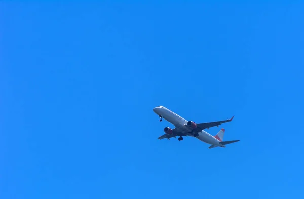 大型旅客機は 空に大きな翼高平面です 青い空と白い雲とエキゾチックな休日の観光客の輸送 — ストック写真