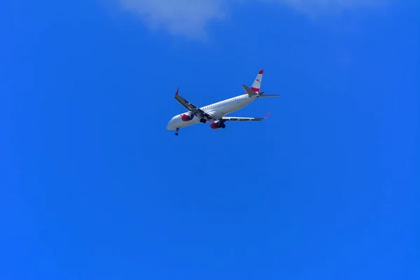 大型旅客機は 空に大きな翼高平面です 青い空と白い雲とエキゾチックな休日の観光客の輸送 — ストック写真