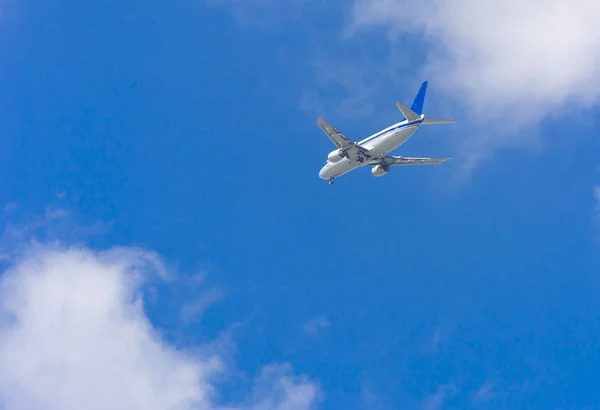Bir Uçak Gökyüzünde Büyük Kanat Yüksek Büyük Yolcu Uçağıdır Taşıma — Stok fotoğraf