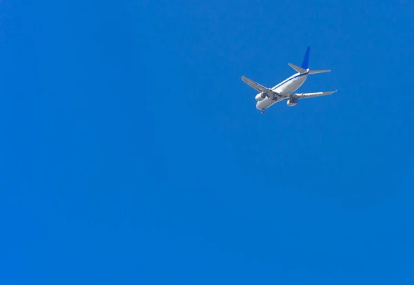 Большой Пассажирский Лайнер Самолет Большим Размахом Крыльев Высоко Небе Транспорт — стоковое фото