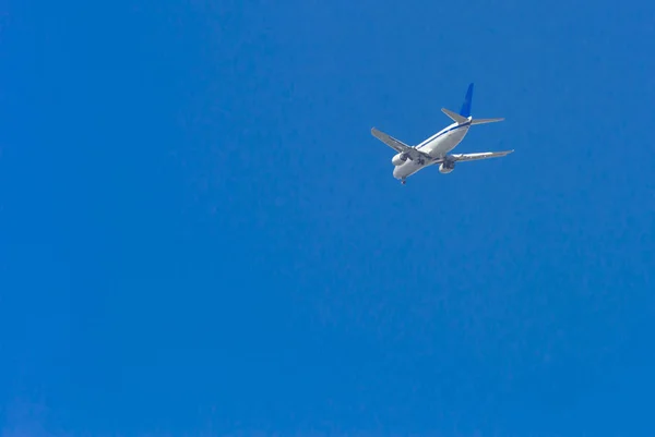 Большой Пассажирский Лайнер Самолет Большим Размахом Крыльев Высоко Небе Транспорт — стоковое фото