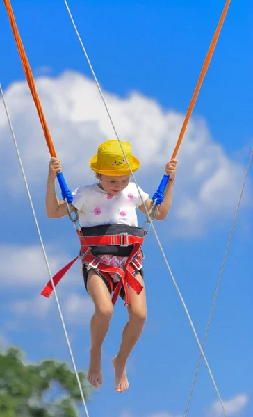 Ein Kleines Mädchen Springt Hoch Auf Einem Trampolin Mit Gummiseilen — Stockfoto