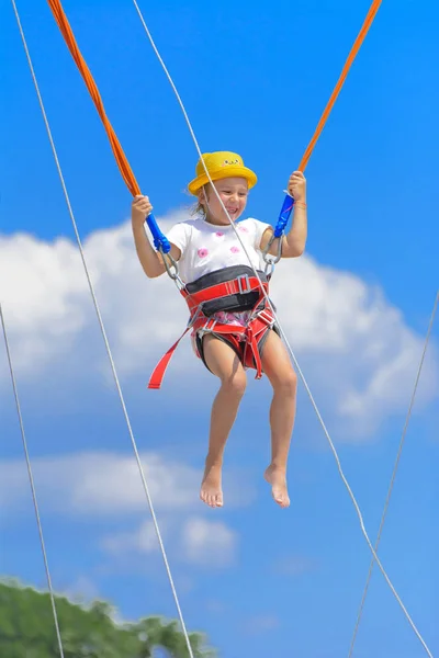 Une Petite Fille Saute Haut Sur Trampoline Avec Des Cordes — Photo