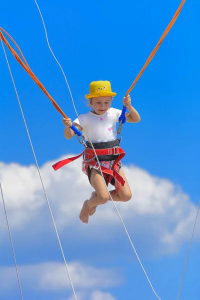 Une Petite Fille Saute Haut Sur Trampoline Avec Des Cordes — Photo