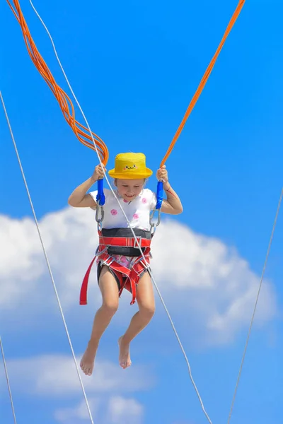 Ein Kleines Mädchen Springt Hoch Auf Einem Trampolin Mit Gummiseilen — Stockfoto