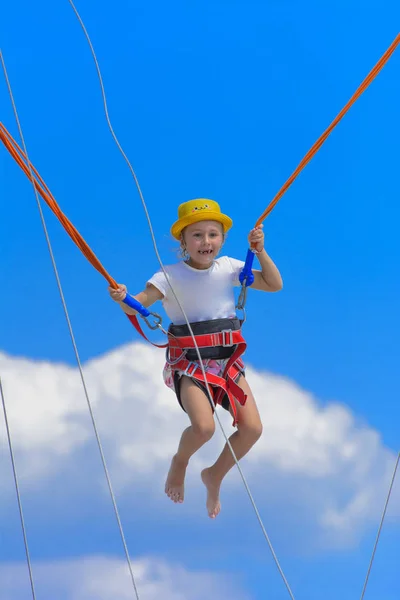 Ein Kleines Mädchen Springt Hoch Auf Einem Trampolin Mit Gummiseilen — Stockfoto