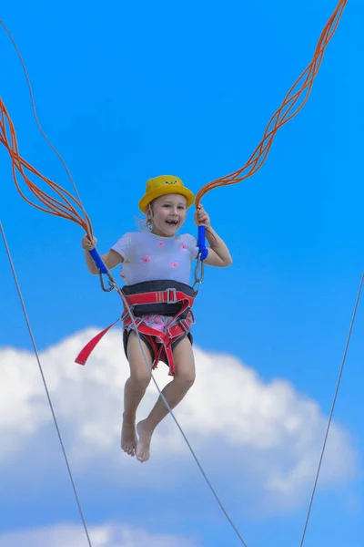 Une Petite Fille Saute Haut Sur Trampoline Avec Des Cordes — Photo