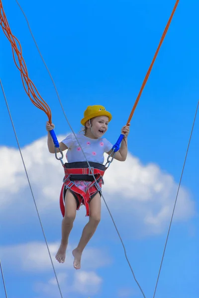 Une Petite Fille Saute Haut Sur Trampoline Avec Des Cordes — Photo