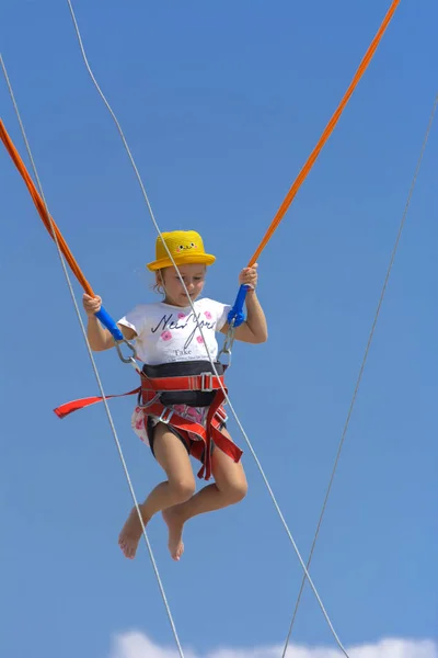 Een Klein Meisje Springt Hoog Een Trampoline Met Rubber Touwen — Stockfoto