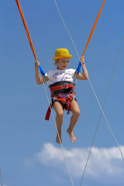 Ein Kleines Mädchen Springt Hoch Auf Einem Trampolin Mit Gummiseilen — Stockfoto