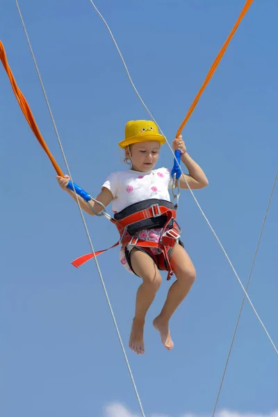 Une Petite Fille Saute Haut Sur Trampoline Avec Des Cordes — Photo