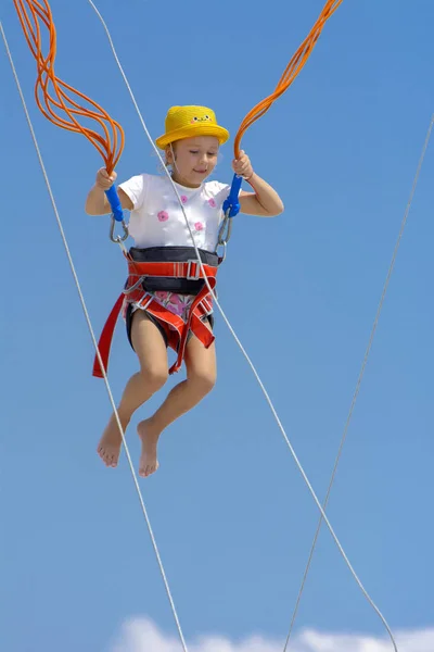 Une Petite Fille Saute Haut Sur Trampoline Avec Des Cordes — Photo