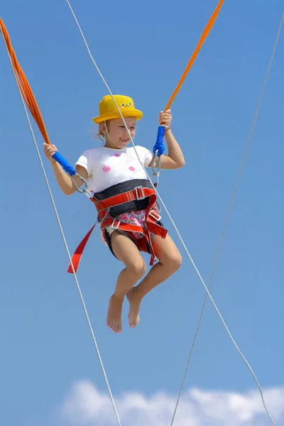 Ein Kleines Mädchen Springt Hoch Auf Einem Trampolin Mit Gummiseilen — Stockfoto