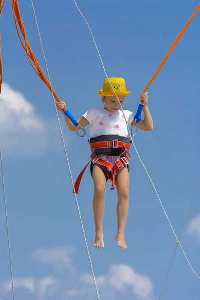 Une Petite Fille Saute Haut Sur Trampoline Avec Des Cordes — Photo