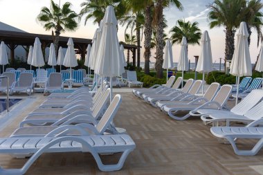 Alanya, Türkiye - 05 Ekim 2018. Kirman Sidera lüks otel ile güzel havuzu temiz deniz, mavi gökyüzü ve yeşil palmiye ağaçları zemin üzerine mavi su. Plaj şezlong, yaz tatili, turizm