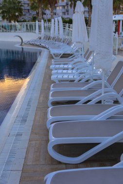 Alanya, Türkiye - 05 Ekim 2018. Kirman Sidera lüks otel ile güzel havuzu temiz deniz, mavi gökyüzü ve yeşil palmiye ağaçları zemin üzerine mavi su. Plaj şezlong, yaz tatili, turizm