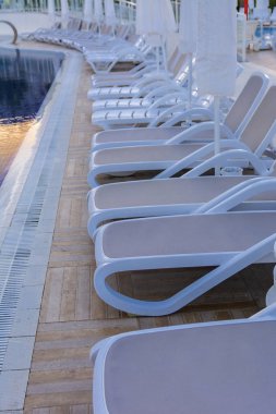 Alanya, Türkiye - 05 Ekim 2018. Kirman Sidera lüks otel ile güzel havuzu temiz deniz, mavi gökyüzü ve yeşil palmiye ağaçları zemin üzerine mavi su. Plaj şezlong, yaz tatili, turizm