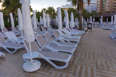 Alanya, Türkiye - 05 Ekim 2018. Kirman Sidera lüks otel ile güzel havuzu temiz deniz, mavi gökyüzü ve yeşil palmiye ağaçları zemin üzerine mavi su. Plaj şezlong, yaz tatili, turizm