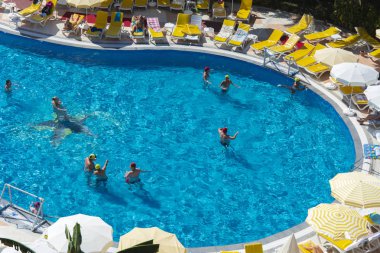 Alanya, Türkiye - 05 Ekim 2018. Bir grup insan Kirman Sidera lüks otel havuz mavi açık su su polo oynuyor. Fitness kavramı, yaz tatili, spor, turizm