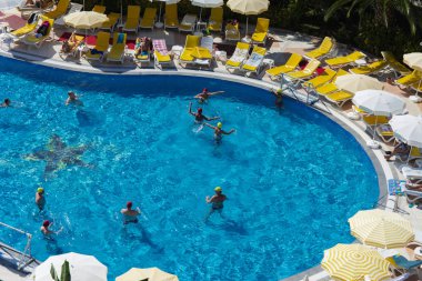 Alanya, Türkiye - 05 Ekim 2018. Bir grup insan Kirman Sidera lüks otel havuz mavi açık su su polo oynuyor. Fitness kavramı, yaz tatili, spor, turizm
