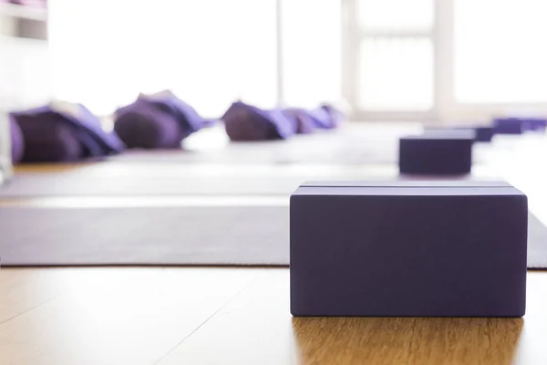 Leeres Helles Yogastudio Mit Matten Und Schaumstoffblöcken Holzboden Horizontal lizenzfreie Stockbilder