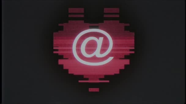 Naadloze loops animatie achtergrond nieuwe dynamische retro vintage vrolijke kleurrijke videobeelden van het scherm pixel hart met e-mail symbool glitch interferentie oude tv vhs — Stockvideo