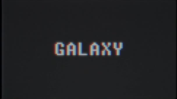 Retro videojáték galaxis szó szöveg számítógép tv fénylik zavaró zaj képernyő animáció varrat nélküli hurok új minőségű univerzális évjárat-motion dinamikus animációs háttér színes örömteli videóinak m — Stock videók
