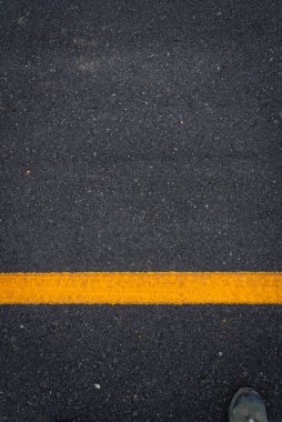 Asfalt zemin dokusunda sarı çizgi