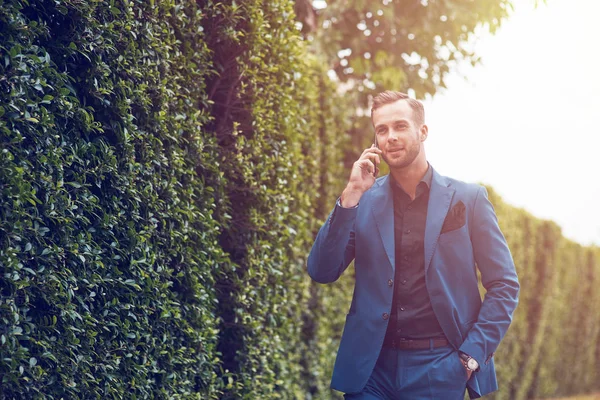Przyjemnych Rozmów Mały Kąt Pozytywny Przystojny Biznesmen Rozmawia Inteligentny Telefon — Zdjęcie stockowe