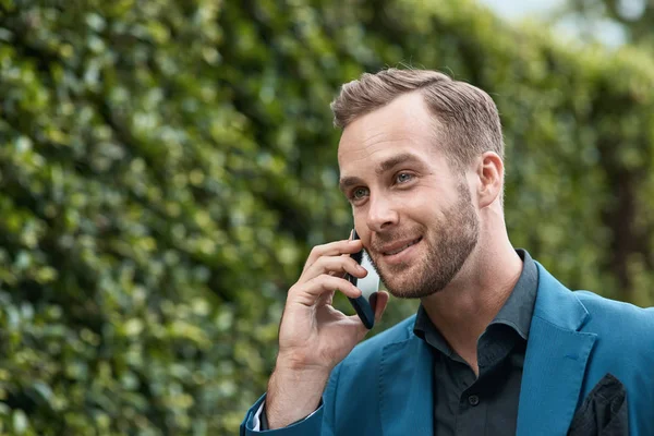 Comunicazione Moderna Positivo Sorridente Bell Uomo Affari Che Parla Telefono — Foto Stock