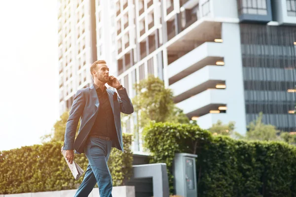 Corriendo Trabajo Hombre Negocios Guapo Confianza Hablando Por Teléfono Sosteniendo — Foto de Stock