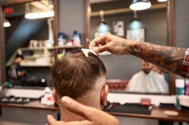 Doğru hareketleri. Bir tarak ve makas kesim saç onun düzenli müşteri süre tutarak professioanl berber yakın çekim