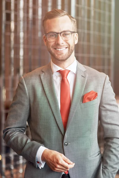 Felicità Quotidiana Allegro Bell Uomo Affari Professionista Piedi Ufficio Sorridente — Foto Stock