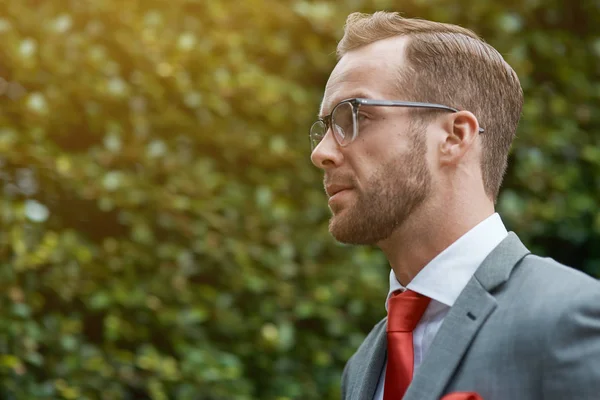 Uno Sguardo Sicuro Giovane Busibnessman Successo Guardando Parte Mentre Piedi — Foto Stock