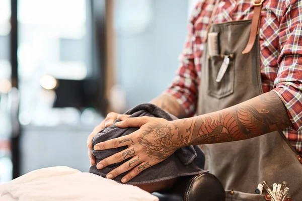 Maak Alles Zorgvuldig Van Een Aangename Professioanl Kapper Met Behulp — Stockfoto