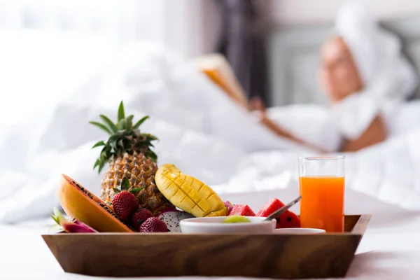 Bästa Service Närbild Bricka Med Frukt Hotellrummet Samtidigt Som Trevlig — Stockfoto
