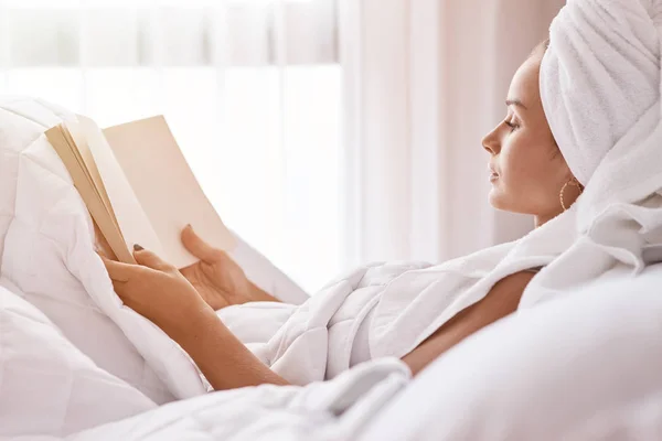 Ötletes Gyönyörű Fiatal Ágyban Fekve Hálószobában Pihenés Közben Egy Könyvet — Stock Fotó