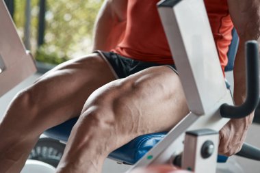 Gerçek sporcu. Güçlü adam onun düzenli egzersiz yaparken spor ekipmanları spor salonunda oturan yakın çekim