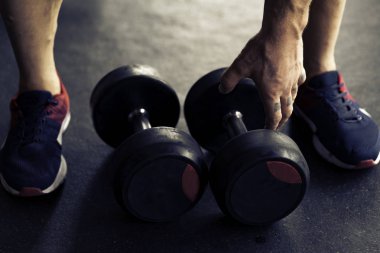 Sağlar Başlat. İki dambıl onları için eğitim alacak bir powerlifter ise spor katında yalan, yakın çekim