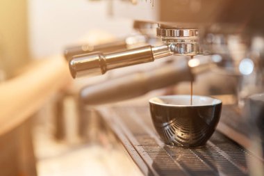 Lezzetli içecek. Lezzetli kahve bir fincan yapım kahve makinesinin yakın çekim