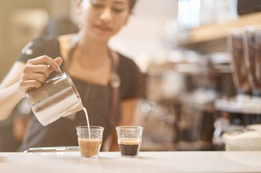 Müşterilerimiz için hizmet. Güzel bir kadın barista kahve içecek yapma ve kafede çalışırken kasada duran kadar bel