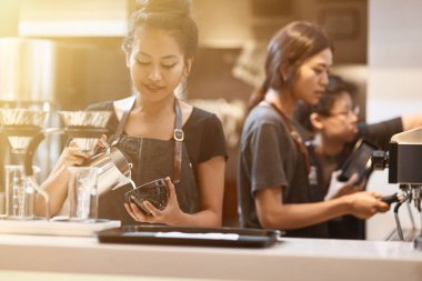 Özveri ile çalışır. Kafede kahve yaparken profesyonel baristas duran sayaç kadar bel