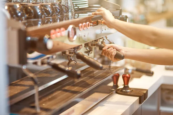 Επαγγελματικός Εξοπλισμός Στέκεται Ωραία Barista Στο Καφενείο Καθαρίζοντας Μηχανή Καφέ — Φωτογραφία Αρχείου