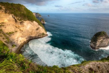 Sonsuz horizont. Denizden yükseklik kaya üzerinde göster