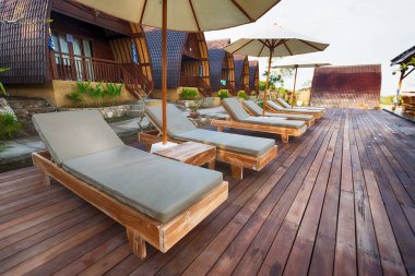 Yüzme Havuzu yanında