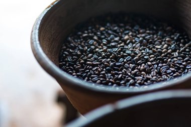 Kabın içinde kavrulmuş fasulye