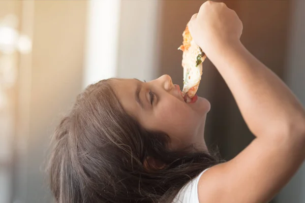 Koncepcja Szczęśliwy Weekend Dziewczynka Domu Stałego Jedzenie Kawałek Pizzy Uśmiechający — Zdjęcie stockowe