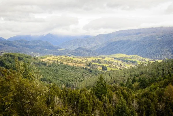 Umut Saddle uyanık görünümlerinden yolda Hamner yaylar gelen Motueka, Yeni Zelanda.