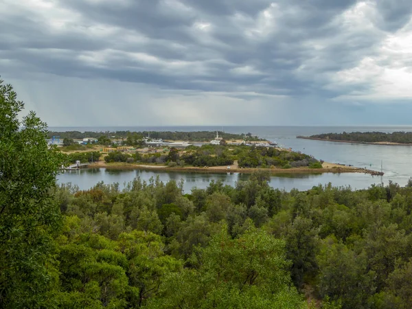 Fırtına bulutları Lakes Entrance, Victoria, Avustralya üzerinde.